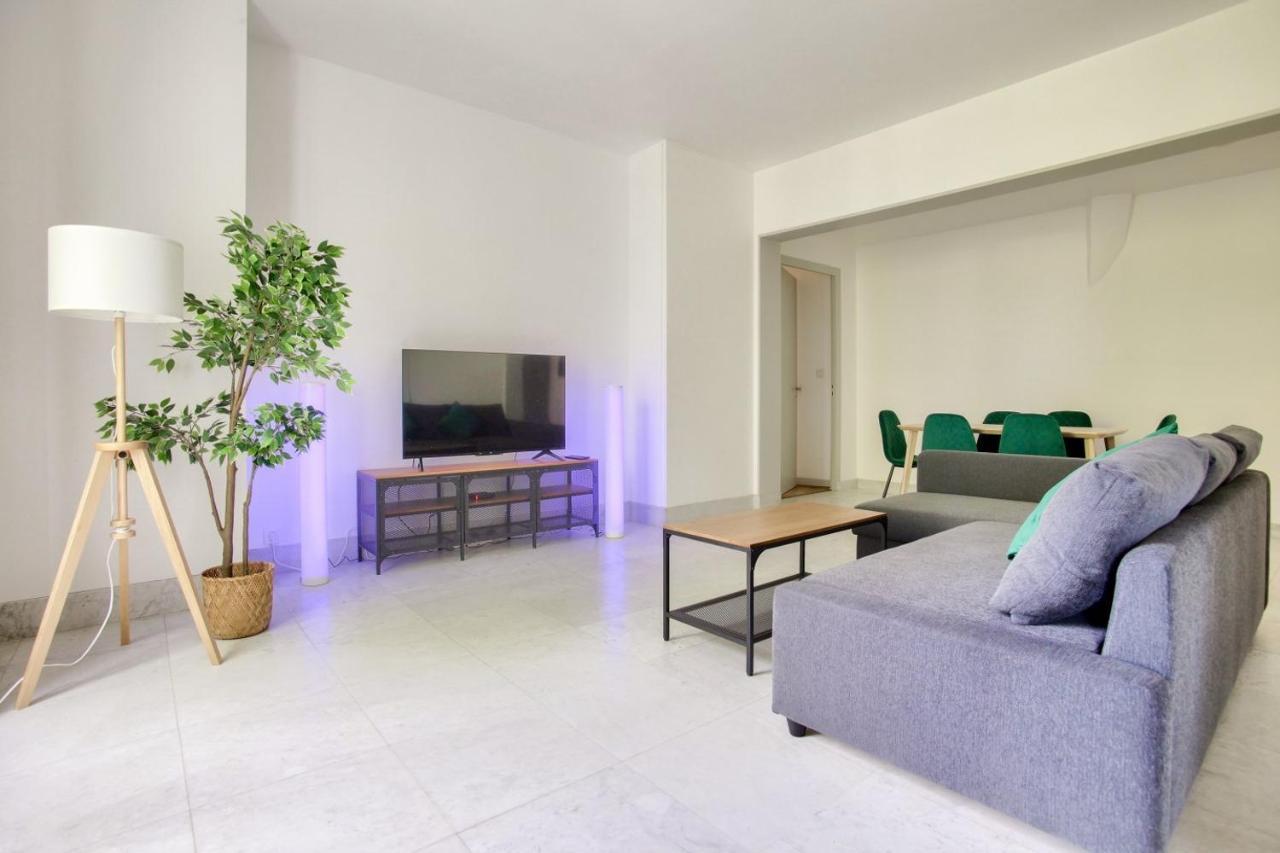 2 Bedrooms Tour Eiffel Rapp Париж Экстерьер фото