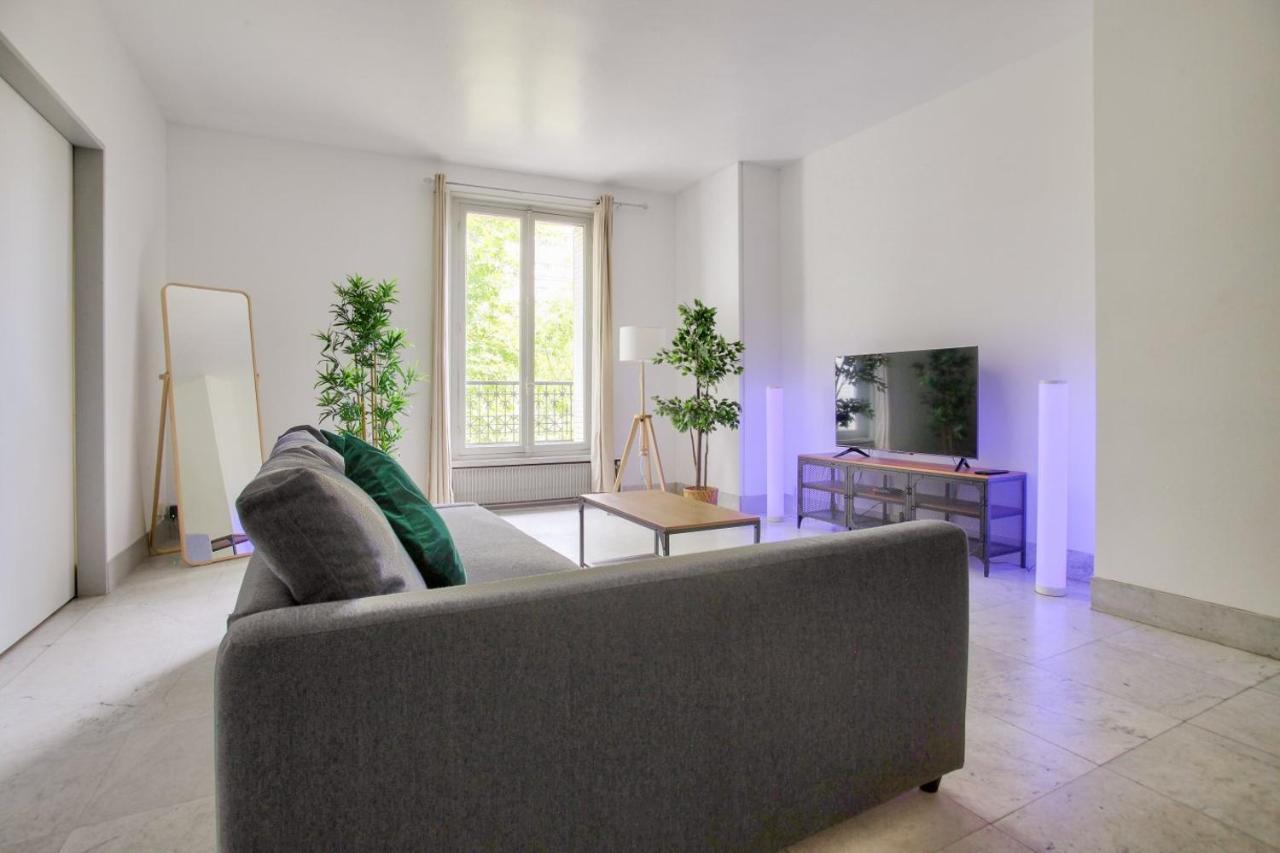 2 Bedrooms Tour Eiffel Rapp Париж Экстерьер фото